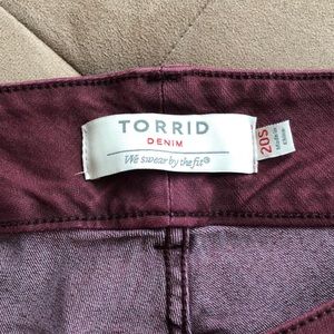 Torrid 20 SHORT jegging jeans in Maroon
